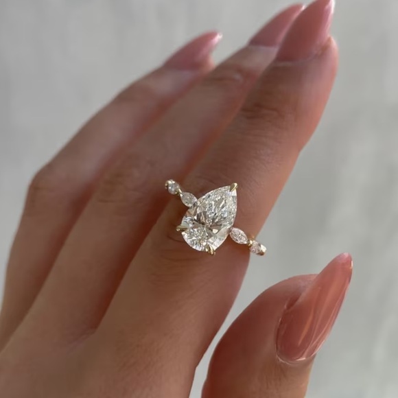 Jewelry - Pear Shaped Sparkling Ring